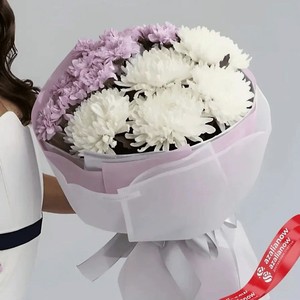 AZALIANOW ЦВЕТЫ. ПОДАРКИ. ДЕКОР Букет из одноголовых и кустовых хризантем, Букеты и композиции из живых цветов могут на несколько тонов отличаться от изображений. Часть цвета искажается в зависимости от настроек экрана.