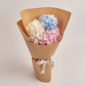 AZALIANOW ЦВЕТЫ. ПОДАРКИ. ДЕКОР Букет из 3 разноцветных гортензий в крафте, Букеты и композиции из живых цветов могут на несколько тонов отличаться от изображений. Часть цвета искажается в зависимости от настроек экрана.