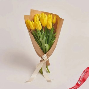 AZALIANOW ЦВЕТЫ. ПОДАРКИ. ДЕКОР Букет из 15 желтых тюльпанов, Букеты и композиции из живых цветов могут на несколько тонов отличаться от изображений. Часть цвета искажается в зависимости от настроек экрана.