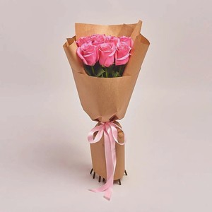 AZALIANOW ЦВЕТЫ. ПОДАРКИ. ДЕКОР Изящный букет из 11 розовых роз 40 см в крафте, Букеты и композиции из живых цветов могут на несколько тонов отличаться от изображений. Часть цвета искажается в зависимости от настроек экрана.
