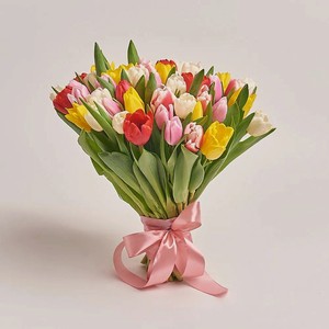 AZALIANOW ЦВЕТЫ. ПОДАРКИ. ДЕКОР Букет из 51 разноцветного тюльпана, Букеты и композиции из живых цветов могут на несколько тонов отличаться от изображений. Часть цвета искажается в зависимости от настроек экрана.