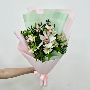 ЛЭТУАЛЬ FLOWERS Букет из альстромерии, орхидеи и писташи