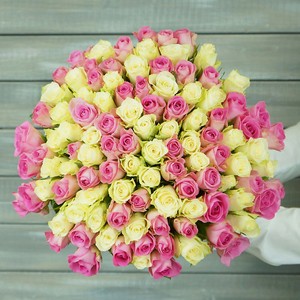 БУКЕТ МАРКЕТ ДАРИТЕ С УДОВОЛЬСТВИЕМ Букет из 101 белой и розовой розы Кения 40 см, 1 шт.