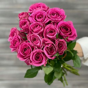 БУКЕТ МАРКЕТ ДАРИТЕ С УДОВОЛЬСТВИЕМ Букет из 11 малиновых роз с лентой Кения 40 см, 1шт.