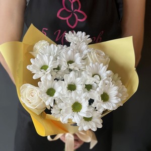 ПЯТЬ ЦВЕТОВ Букет 3 белых розы и 3 хризантемы, Букет