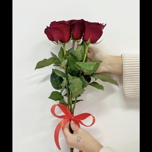 ПЯТЬ ЦВЕТОВ Букет из 3 красных роз под ленту, Букет