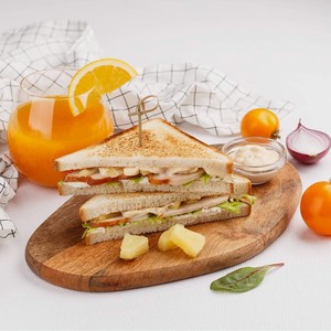 СэндвичТМ У ПалычаСэндвич с копчёной курицей и ананасом 180 г