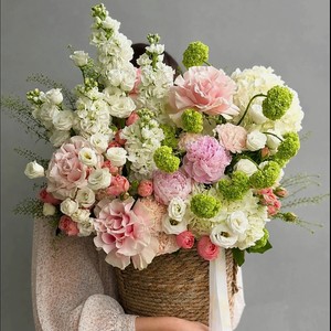 JOLLY BUNCH Корзина с пионами и французскими розами | большой нежный букет, Белый
