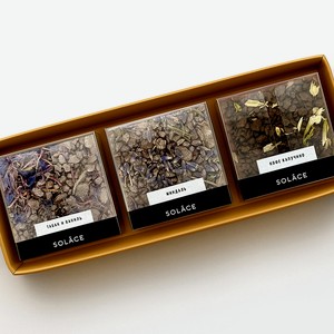 SOLACE Набор мерцающей соли для ванны Solace (3 шт) с шиммером и сухоцветами, Набор 3 шт (кофе капучино / табак и вань / миндаль)