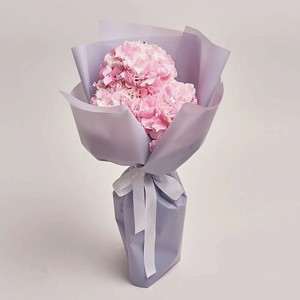 AZALIANOW ЦВЕТЫ. ПОДАРКИ. ДЕКОР Букет из 3 розовых гортензий в серой пленке, Букеты и композиции из живых цветов могут на несколько тонов отличаться от изображений. Часть цвета искажается в зависимости от настроек экрана.