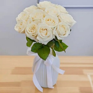 AZALIANOW ЦВЕТЫ. ПОДАРКИ. ДЕКОР Нежный букет из 11 белых роз 40 см, Букеты и композиции из живых цветов могут на несколько тонов отличаться от изображений. Часть цвета искажается в зависимости от настроек экрана.