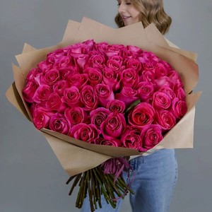 AZALIANOW ЦВЕТЫ. ПОДАРКИ. ДЕКОР Букет из 101 малиновой розы 50 см в крафте, Букеты и композиции из живых цветов могут на несколько тонов отличаться от изображений. Часть цвета искажается в зависимости от настроек экрана.