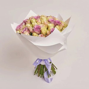 AZALIANOW ЦВЕТЫ. ПОДАРКИ. ДЕКОР Букет из 51 разноцветной розы в белой пленке, Букеты и композиции из живых цветов могут на несколько тонов отличаться от изображений. Часть цвета искажается в зависимости от настроек экрана.