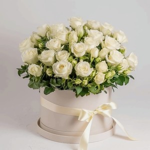 AZALIANOW ЦВЕТЫ. ПОДАРКИ. ДЕКОР Букет из 11 белых кустовых роз «Коробочка любви», Букеты и композиции из живых цветов могут на несколько тонов отличаться от изображений. Часть цвета искажается в зависимости от настроек экрана.