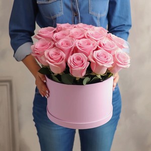 AZALIANOW ЦВЕТЫ. ПОДАРКИ. ДЕКОР Букет из 17 розовых роз в коробке, Букеты и композиции из живых цветов могут на несколько тонов отличаться от изображений. Часть цвета искажается в зависимости от настроек экрана.